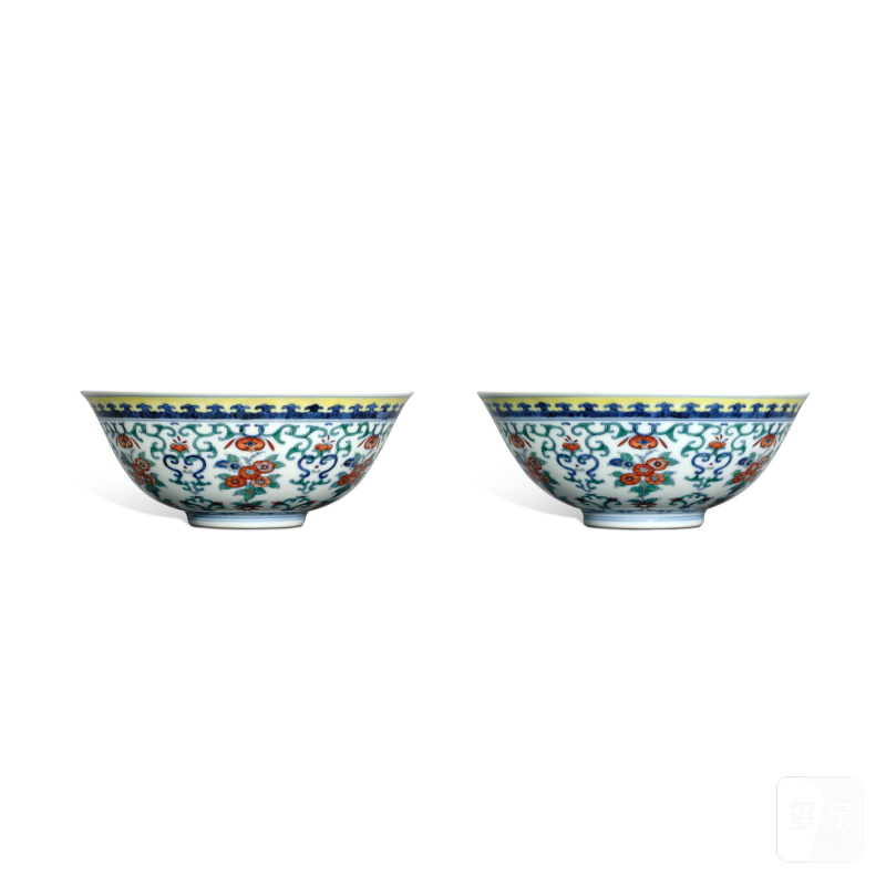 A pair of doucai 'floral' bowls, Seal marks and period of Daoguang | 清道光 闘彩纏枝花卉紋盌一對 《大清道光年製》款 - 图1